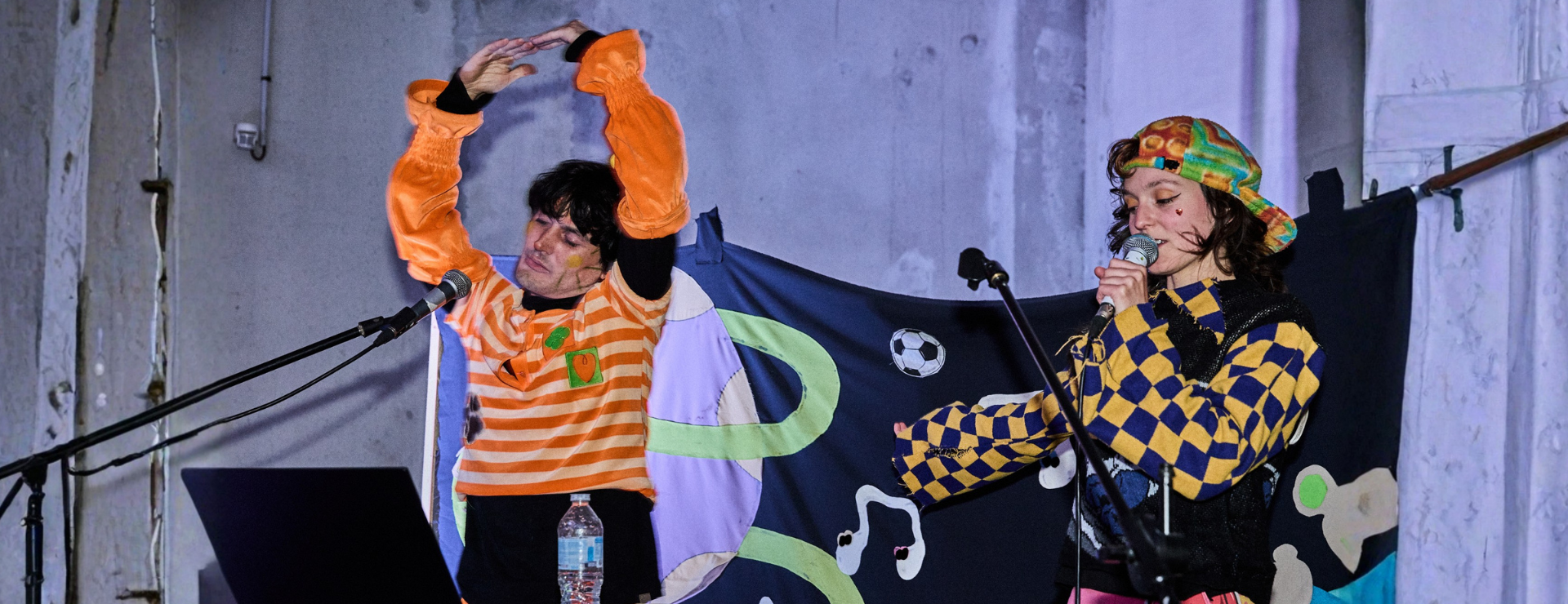 Blaise et Nico sur scène lors d'un concert, habillés comme dans leur clip Le Pépin, interprétant un morceau en duo